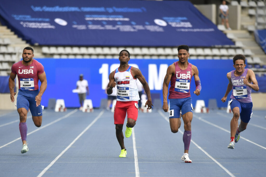 Santiago Solis corriendo la semifinal de los 100 MTS T38 en París